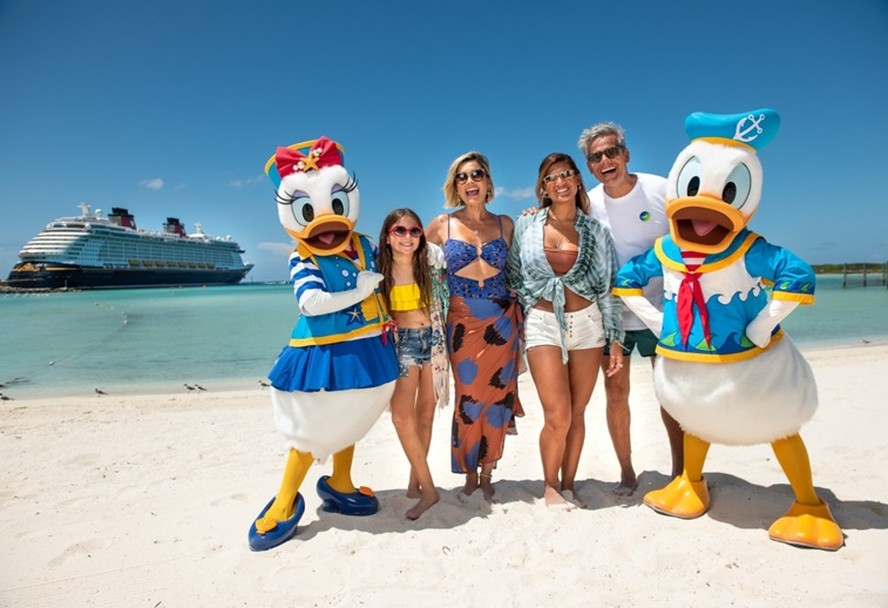 Flávia Alessandra, Otaviano Costa, Giulia Costa e Olivia no cruzeiro Disney