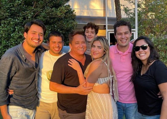 Leonardo com os filhos Matheus, Zé Felipe, João Guilherme, Isabella, Jéssica e Pedro