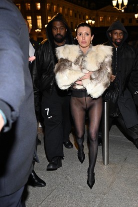 Com Kanye West, Bianca Censori anda sem calcinha e de meia-calça por Paris