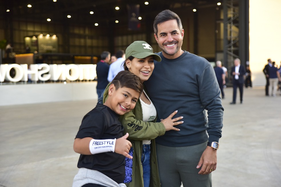 Simone Mendes e Kaká Diniz com o filho, Henry — Foto: Leo Franco/AgNews