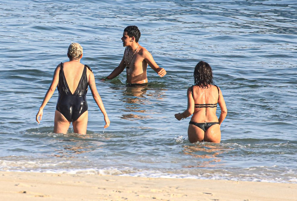 Maria Gadú curtiu praia do Rio com a família — Foto: Delson Silva / AGNEWS