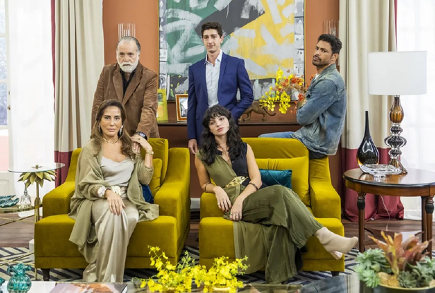 Antonio LaSelva (Tony Ramos) é casado com Irene (Gloria Pires), com quem teve dois filhos Daniel (Johnny Massaro) e Petra (Debora Ozório). Antônio também é pai de Caio (Cauã Reymond), do primeiro casamento