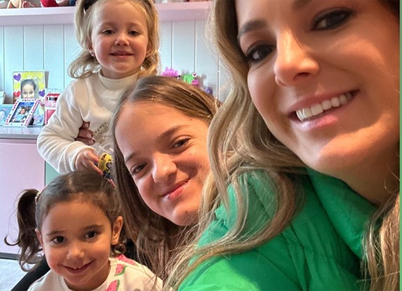 Ticiane Pinheiro com as filhas, Rafaella e Manuella, e Vicky, filha de Ana Paula Siebert e Roberto Justus