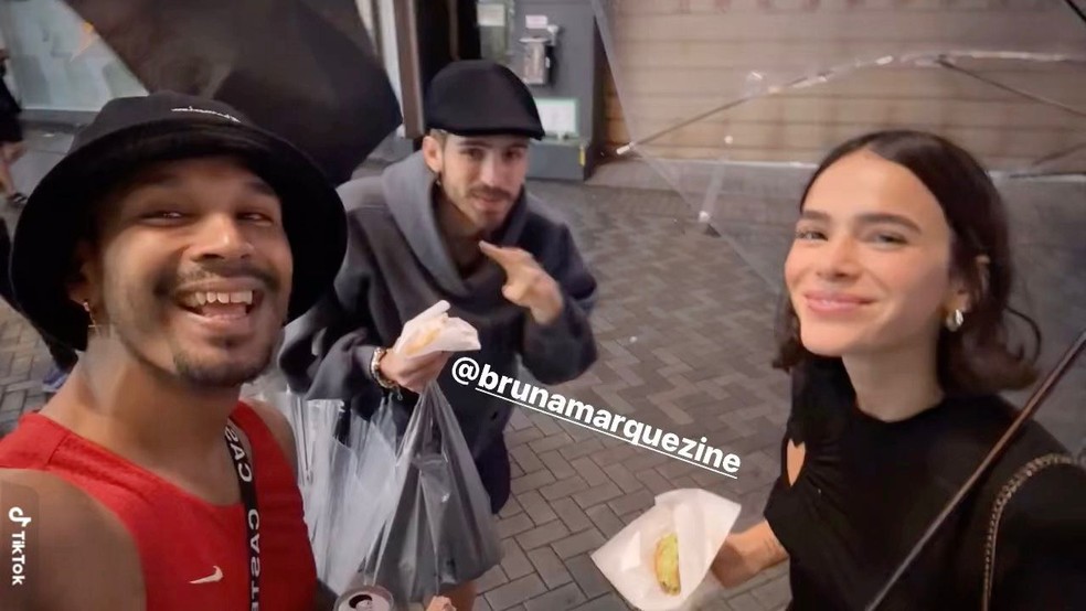 Bruna Marquezine e João Guilherme com fã — Foto: Reprodução/Tiktok