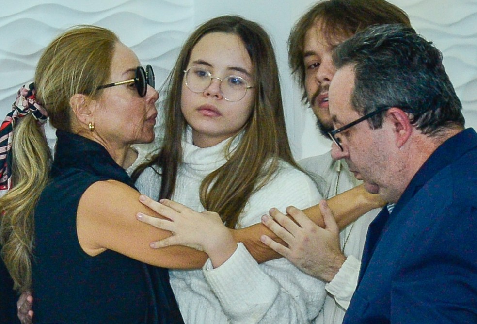 Esposa e filhos de Chrystian — Foto: Eduardo Martins/Brazil News