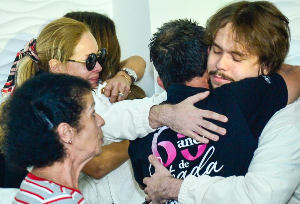 Esposa e filhos de Chrystian — Foto: Eduardo Martins/Brazil News