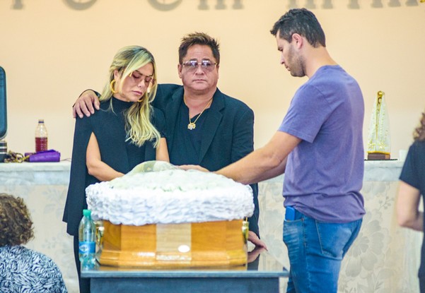 Poliana Rocha, Leonardo e Pedro Leonardo no velório de Dona Carmem, mãe do sertanejo