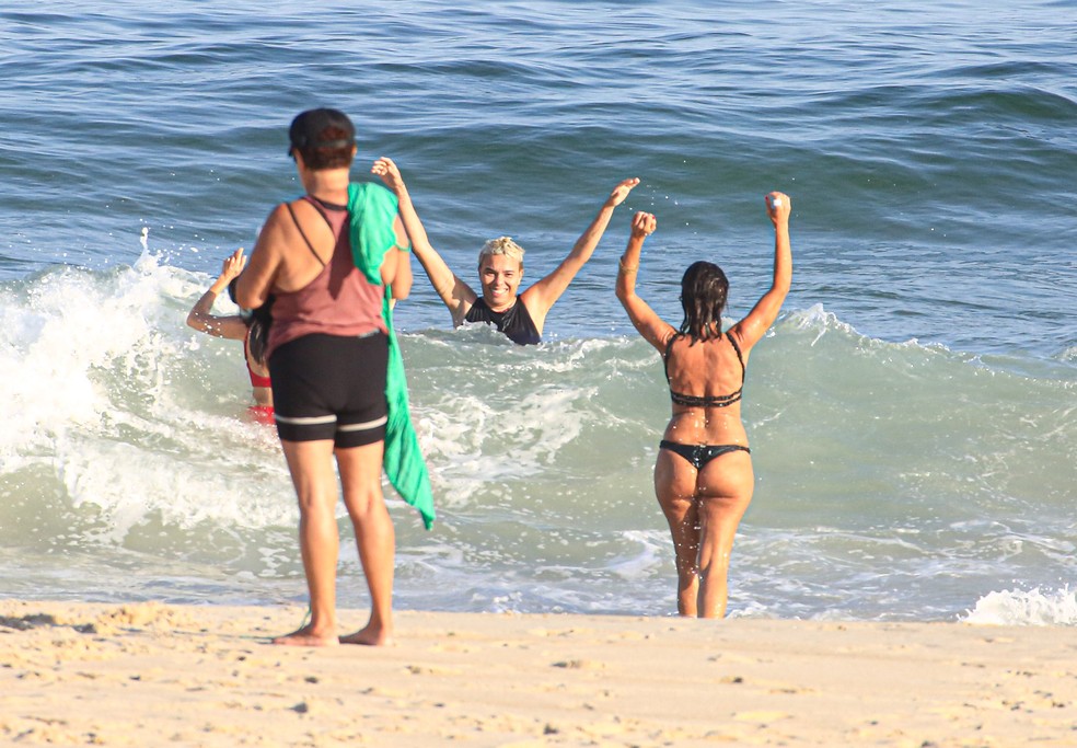 Maria Gadú curtiu praia do Rio com a família — Foto: Delson Silva / AGNEWS