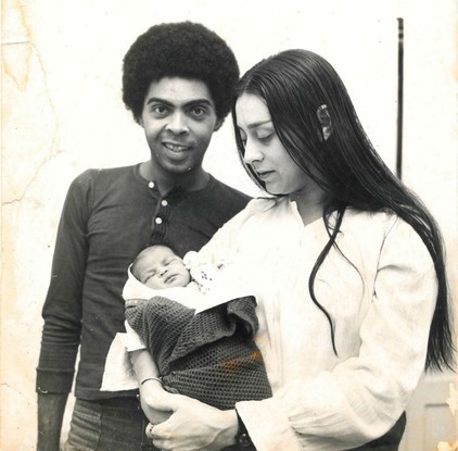 Preta Gil recém-nascida com os pais, Gilberto Gil e Sandra Gadelha