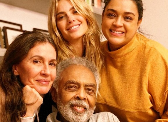 Flora Gil, Carolina Dieckmann, Preta Gil e Gilberto Gil