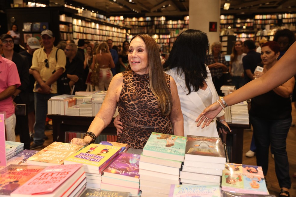 Susana Vieira chega para noite de autógrafos de seu livro na livraria Travessa do shopping Leblon — Foto: Daniel Pinheiro/BrazilNews