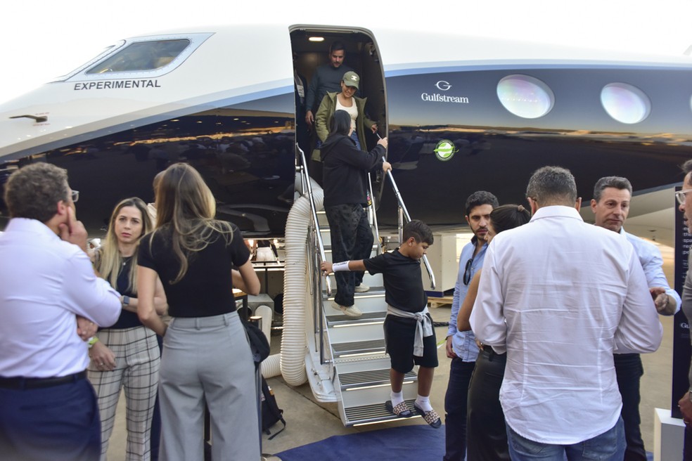 Simone Mendes vai a feira e visita jatinho de mais de R$ 542 milhões — Foto: Leo Franco/AgNews
