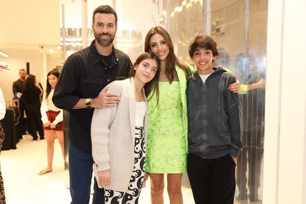 Carol Celico com o marido, Eduardo Scarpa, e os filhos dela com Kaká, Isabella e Luca