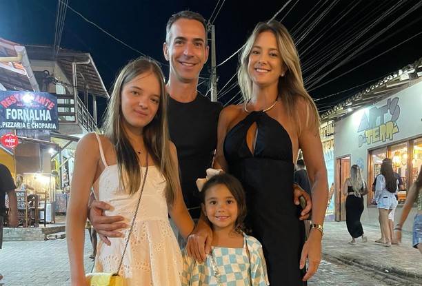 Ticiane Pinheiro com Cesar Tralli e as filhas, Rafaella Justus e Manuella