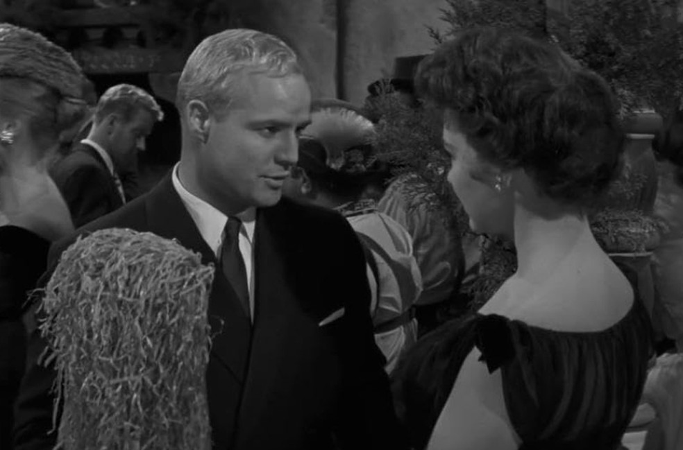 Barbara Rush e Marlon Brando  em 'Deuses Vencidos' (1958) — Foto: Divulgação/IMDB
