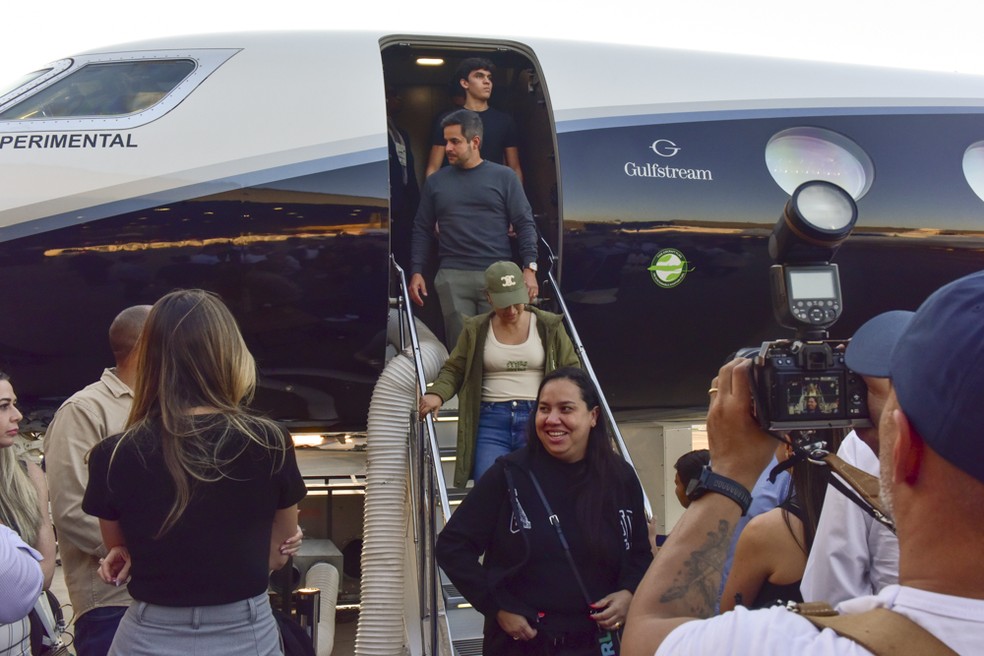 Simone Mendes vai a feira e visita jatinho de mais de R$ 542 milhões — Foto: Leo Franco/AgNews