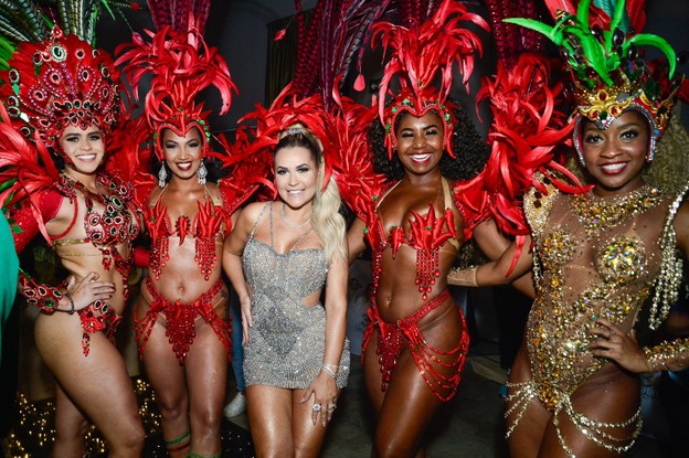 Deolane Bezerra cai no samba no seu aniversário de 36 anos