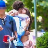 De microshort e barriga de fora, Suri Cruise beija muito o namorado, Toby Cohen - Grosby Group