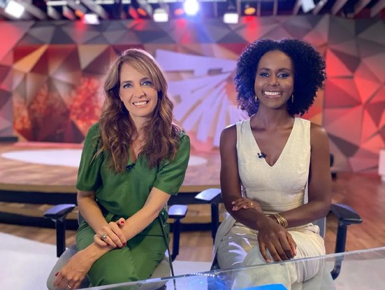 Poliana Abritta e Maju Coutinho comandam o programa Fantástico, na TV Globo