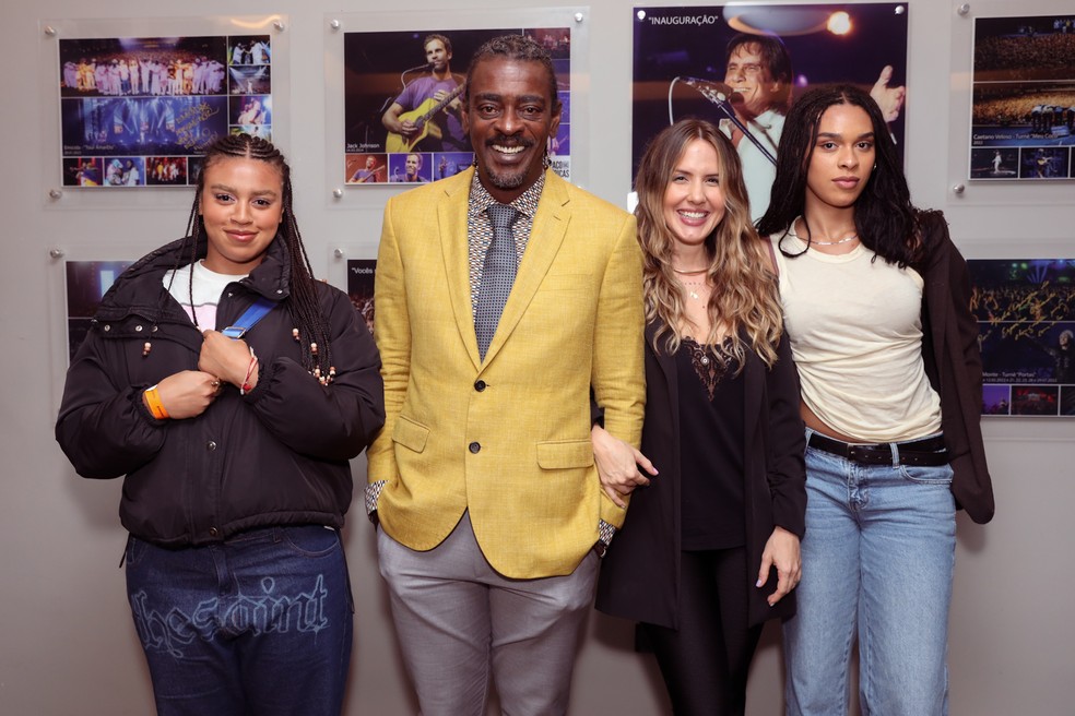 Seu Jorge posa com as duas filhas, Flor e Luzbella, e com a esposa Karina  — Foto: Lucas Ramos / Brazil News