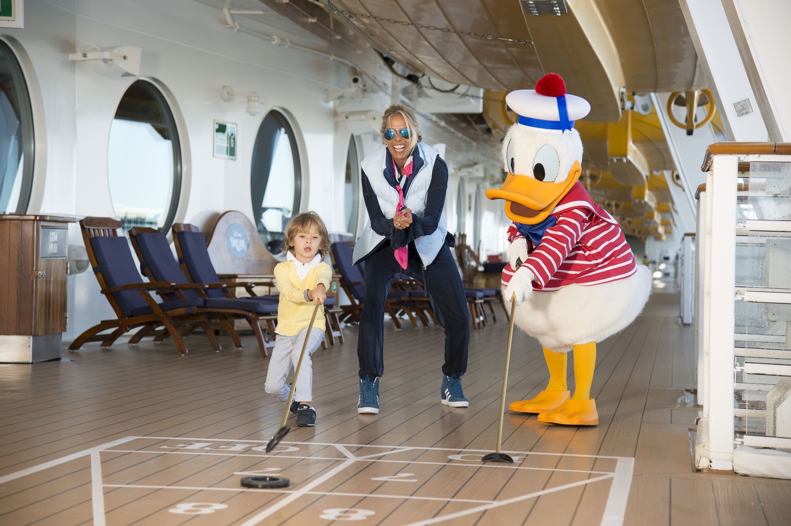 Adriane e Vittorio brincam com o Pato Donald a bordo do navio Disney Dream — Foto: Divulgação