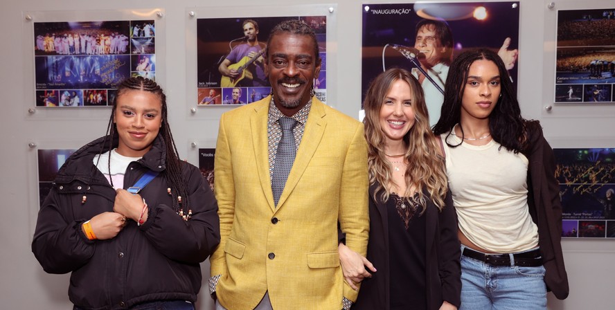 Seu Jorge posa com as duas filhas, Flor e Luzbella, e com a esposa Karina