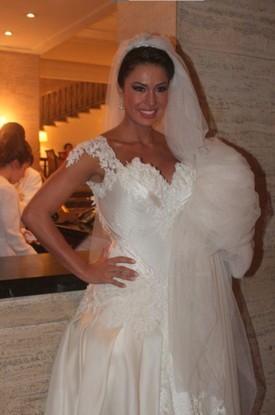 Gracyanne Barbosa mostra vestido de casamento com cantor Belo