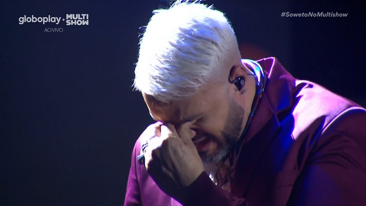 Belo vai às lágrimas durante show da turnê "Soweto 30 anos"