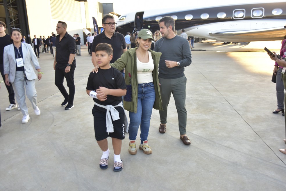 Simone Mendes e Kaká Diniz com o filho, Henry — Foto: Leo Franco/AgNews
