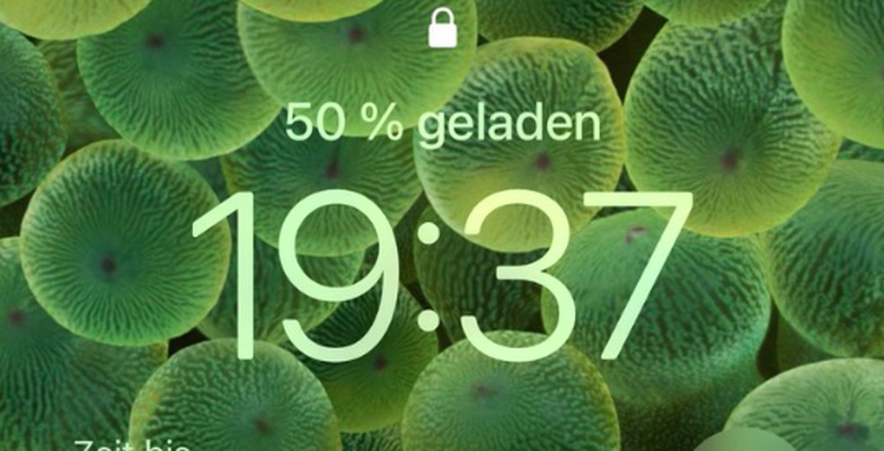 Nova função do iOS 16.1 retoma ícone de bateria na Tela Bloqueada quando o dispositivo estiver carregando — Foto: Reprodução/XDA Developers
