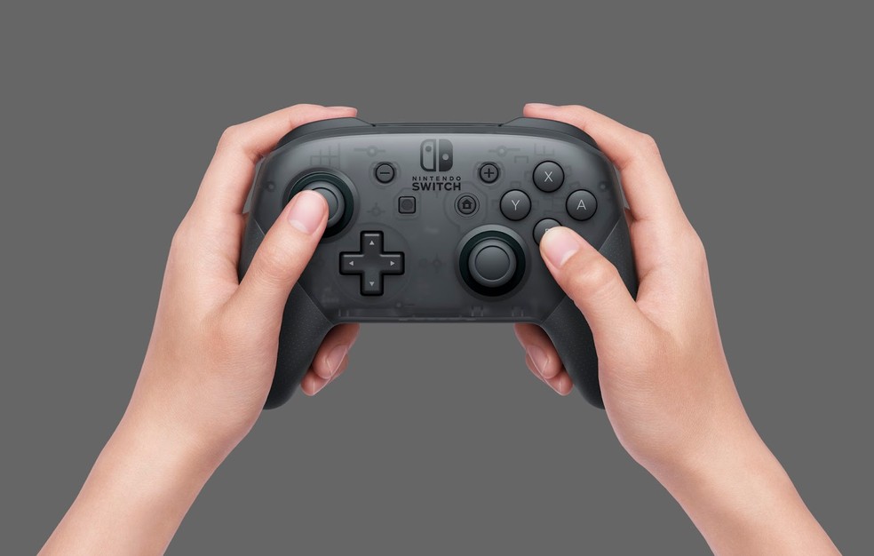 Design do Pro Controller é mais confortável para jogar do que os Joy-Cons — Foto: Divulgação/Nintendo