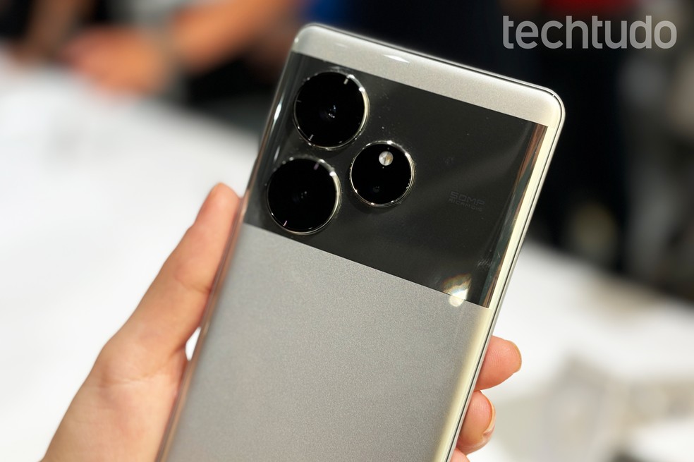 Realme GT 6 tem câmeras de até 50 MP — Foto: Ana Letícia Loubak/TechTudo