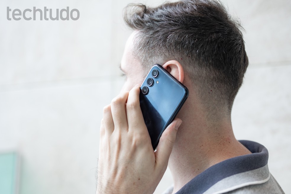 Homem falando ao celular  — Foto: Mariana Saguias/TechTudo
