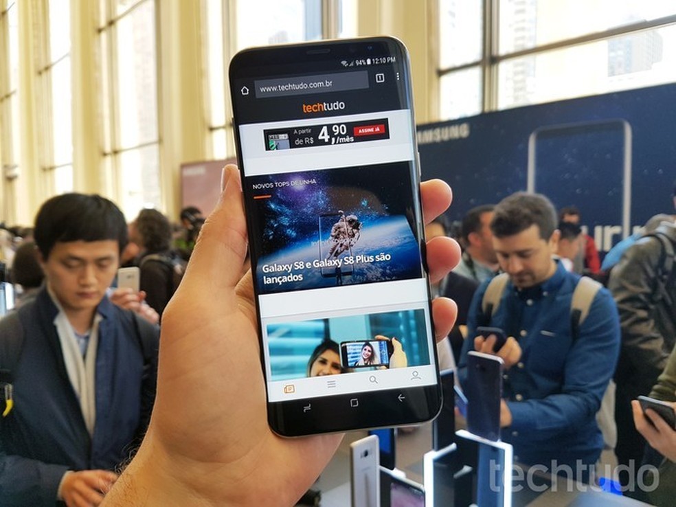 Galaxy S8 tem tela Quad HD+ de 5,8 polegadas (Foto: Thássius Veloso/TechTudo) — Foto: TechTudo