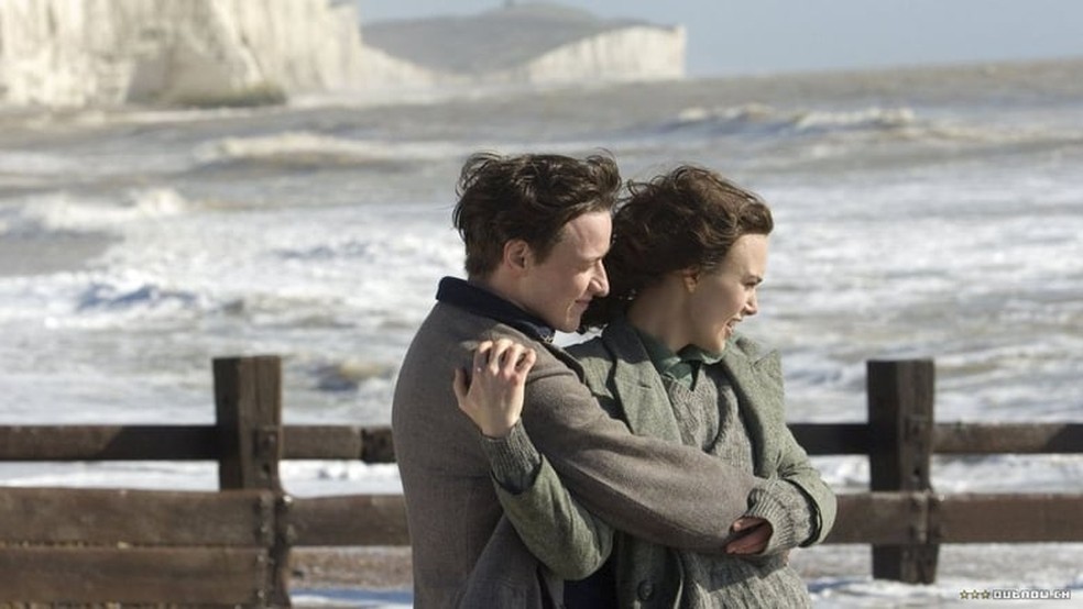 James McAvoy e Keira Knightley vivem história de reconciliação e recomeços em Desejo e Reparação — Foto: Reprodução/The Movie Database