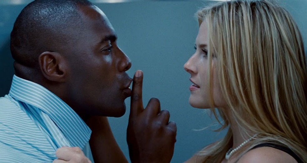 Em Obsessiva, a atriz  Ali Larter interpreta Lisa, a colega de trabalho que quer se aproximar de Derek (Idris Alba) a qualquer custo — Foto: Reprodução/IMDb