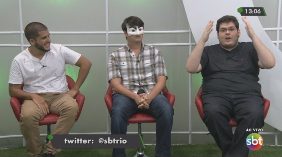 Além de ser um fenômeno da internet, Casimiro Miguel também trabalha como comentarista esportivo na TV — Foto: Reprodução/Twitter SBT Rio