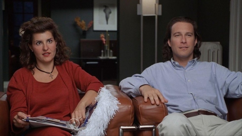 Toula (Nia Vardalos) se apaixona por Ian (John Corbett), um não-grego, e tenta fazer sua tradicional família aceitá-lo em Casamento Grego — Foto: Reprodução/IMDb