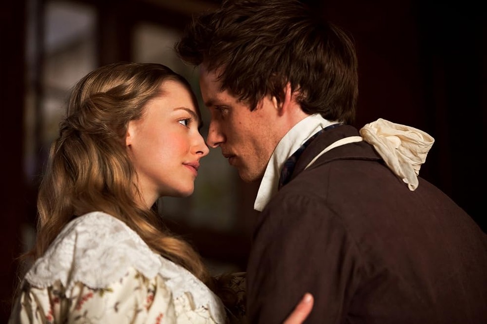 Cossete (Amanda Seyfried) e Marius (Eddie Redmayne) em Os Miseráveis — Foto: Reprodução/IMDb