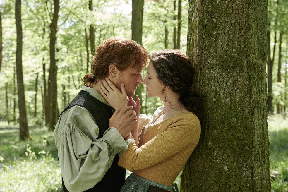 Em Outlander, a enfermeira Claire volta no tempo e se apaixona por um guerreiro  — Foto: Divulgação/Netflix