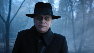 Fred Armisen interpreta o Tio Fester na trama de Wandinha. O ator de 55 anos já trabalhou em filmes como "A Mentira", "O Ditador" e "Os Smurfs". — Foto: Divulgação/Netflix