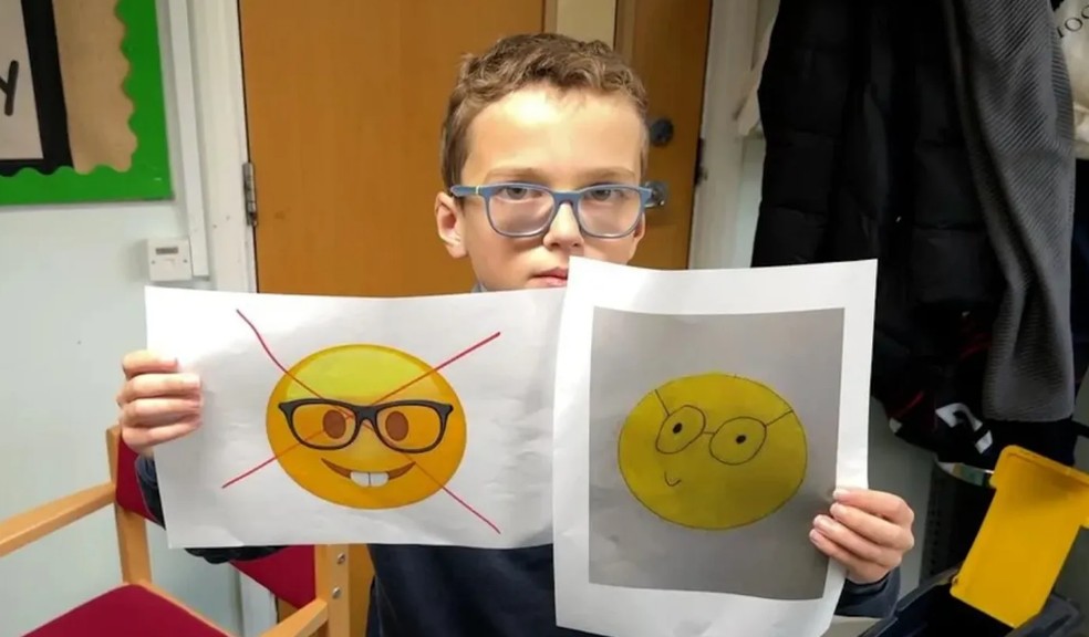 Menino de 10 anos fez uma petição para mudar design de emoji nerd — Foto: Reprodução/BBC