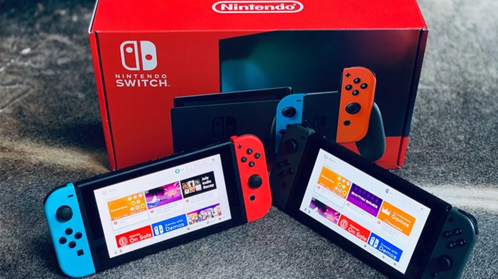 O Nintendo Switch Lite tem uma bateria melhor que a do Switch original, mas perde para o novo modelo do Switch identificado pela caixa vermelha — Foto: Reprodução/CNet