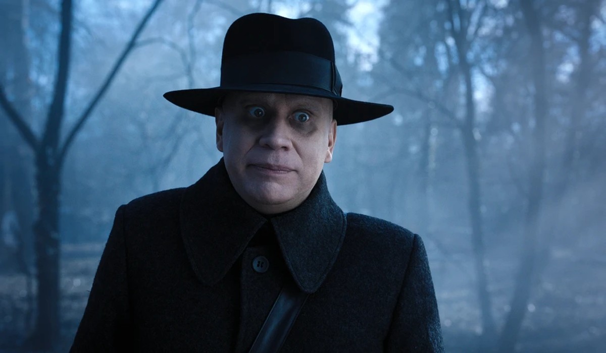 Fred Armisen interpreta o Tio Fester na trama de Wandinha. O ator de 55 anos já trabalhou em filmes como "A Mentira", "O Ditador" e "Os Smurfs". — Foto: Divulgação/Netflix