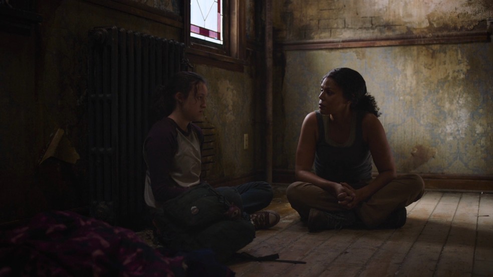 A primeira aparição de Ellie na série de The Last of Us acontece em uma das intalações dos Vagalumes, onde Marlene explica o que o grupo deseja fazer com ela  — Foto: Reprodução/HBO Max