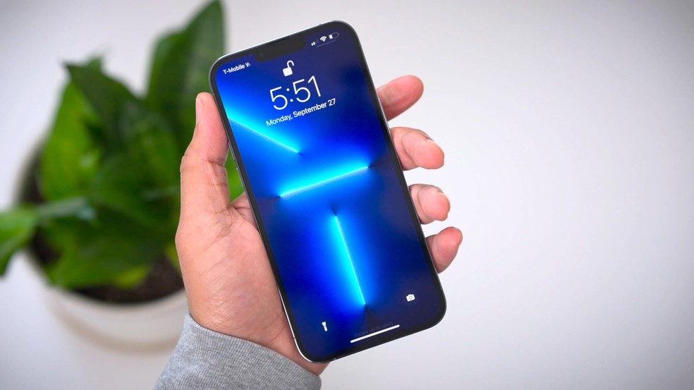 Tela do iPhone 13 tem ótima qualidade de imagem, mas apenas 60 Hz de taxa de atualização, igual os iPhones de 10 anos atrás — Foto: Reprodução/9to5Mac