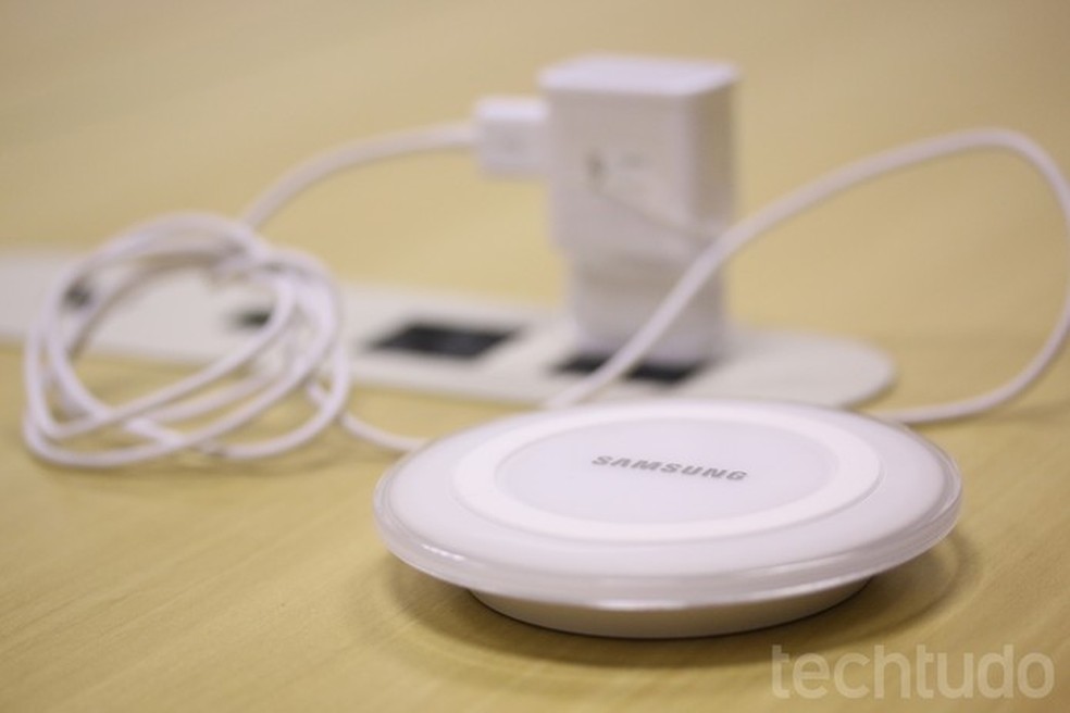 Conheça o Samsung Wireless Charger Pad que será comercializado em breve no Brasil (Foto: Lucas Mendes/TechTudo) — Foto: TechTudo