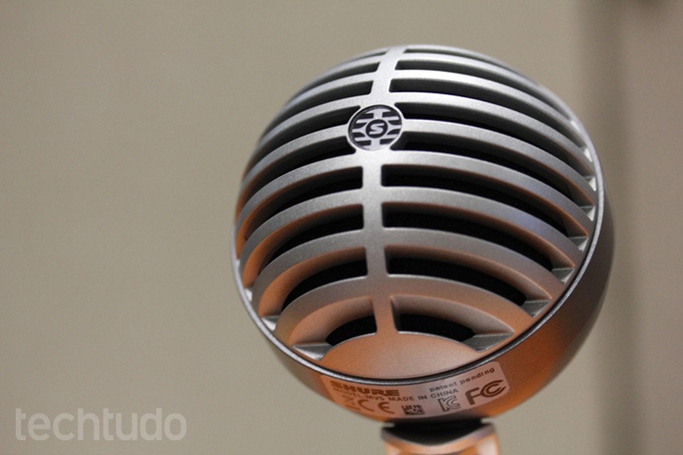 Shure MOTIV MV5 tem design vintage e é um microfone de mesa ideal para podcasts — Foto: Melissa Cruz/TechTudo