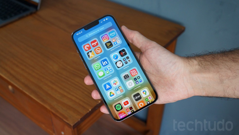 iPhone 13 vem com o Apple A15 Bionic, processador veloz que consegue executar tarefas bastante exigentes — Foto: Thássius Veloso/TechTudo