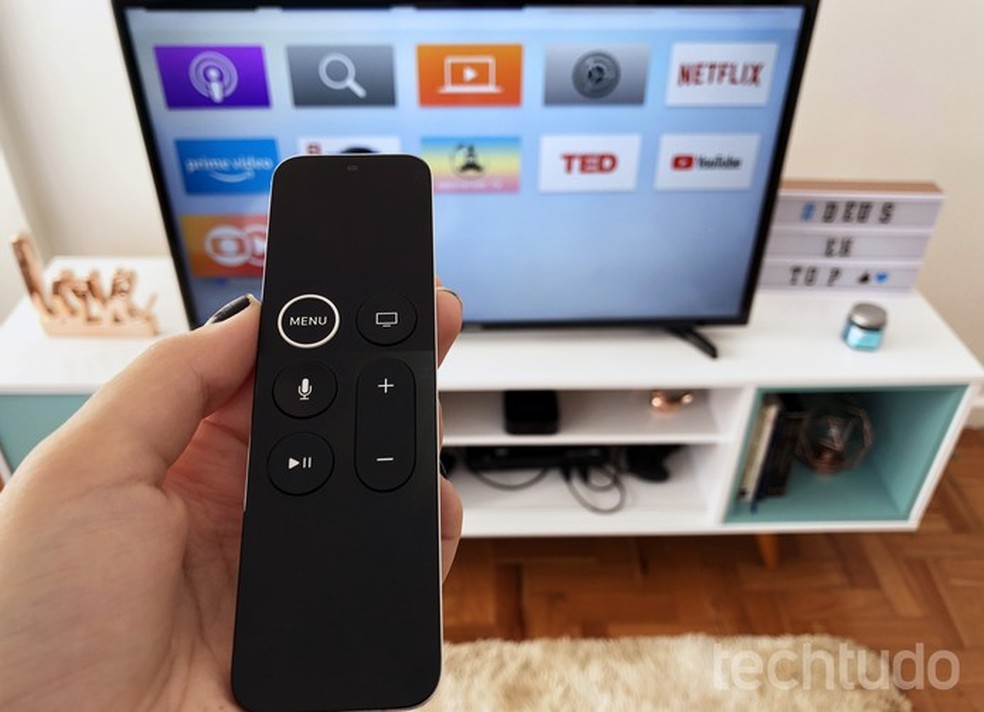 Siri Remote, controle remoto da Apple TV (Foto: Anna Kellen Bull/TechTudo) — Foto: TechTudo
